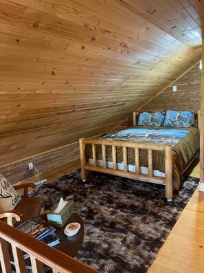 1 quarto, escrivaninha, ferros/tábuas de passar roupa, roupa de cama