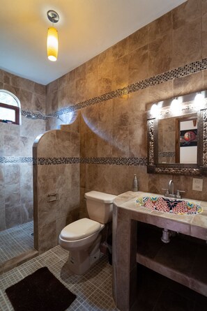 毛巾、肥皂、洗发水、卫生纸