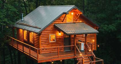 Dream Treehouse Getaway with Hot Tub