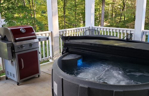 NEW! Waterfront Lake Norman -Hot tub, dock, kayaks, paddleboards