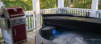 NEW! Waterfront Lake Norman -Hot tub, dock, kayaks, paddleboards