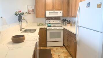 Refrigerador, microondas, horno y parrilla de estufa