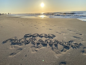 Na praia, espreguiçadeiras, toalhas de praia 