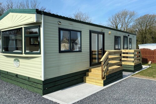 Caravan - Sleeps 4 - Pet friendly - Parking