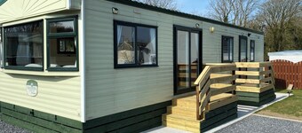 Caravan - Sleeps 4 - Pet friendly - Parking