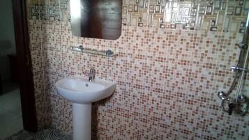 Een douche, handdoeken