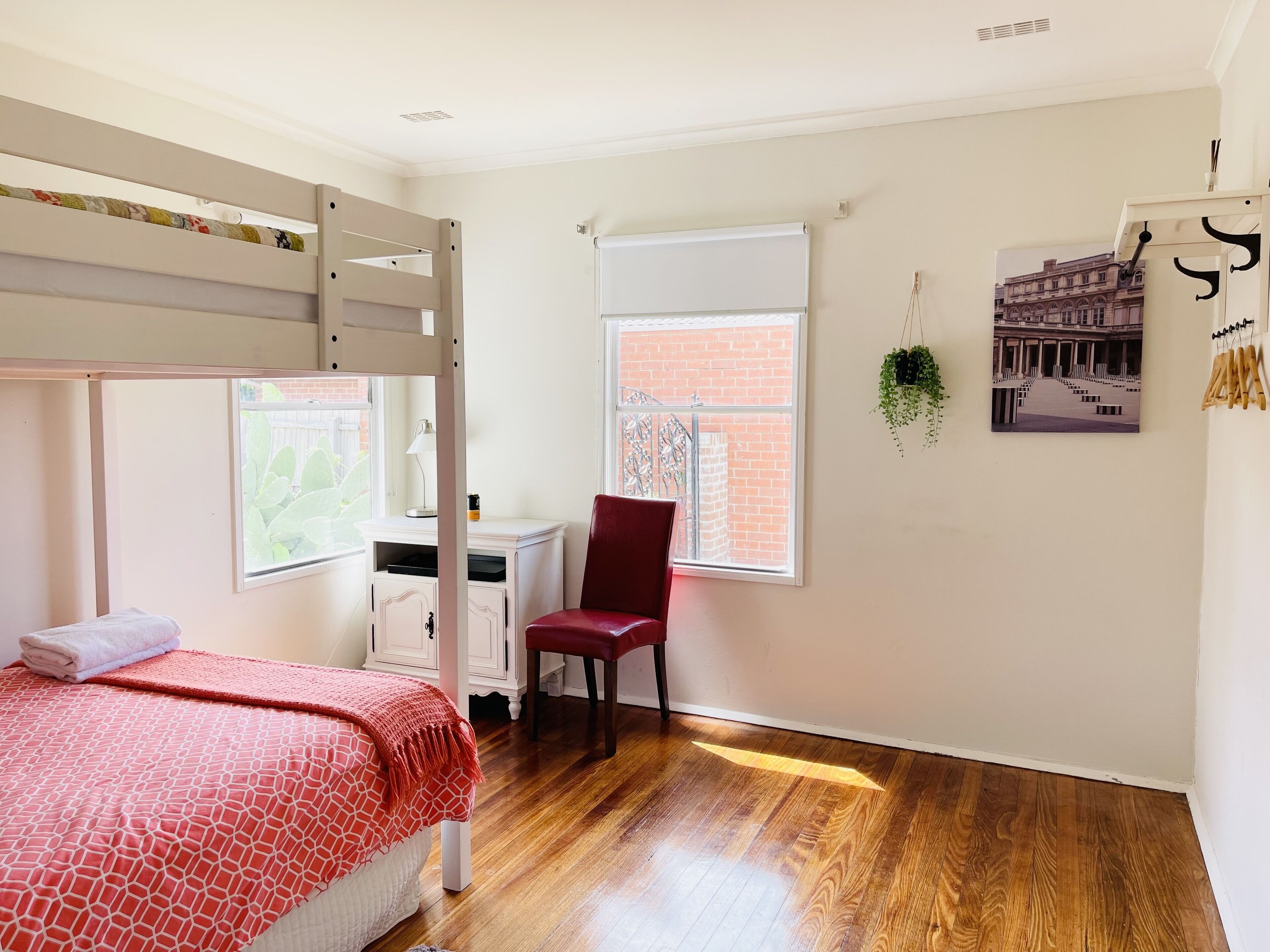 D122  Lovely London Home — image 16