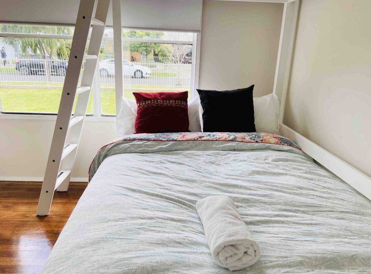 D122  Lovely London Home — image 17