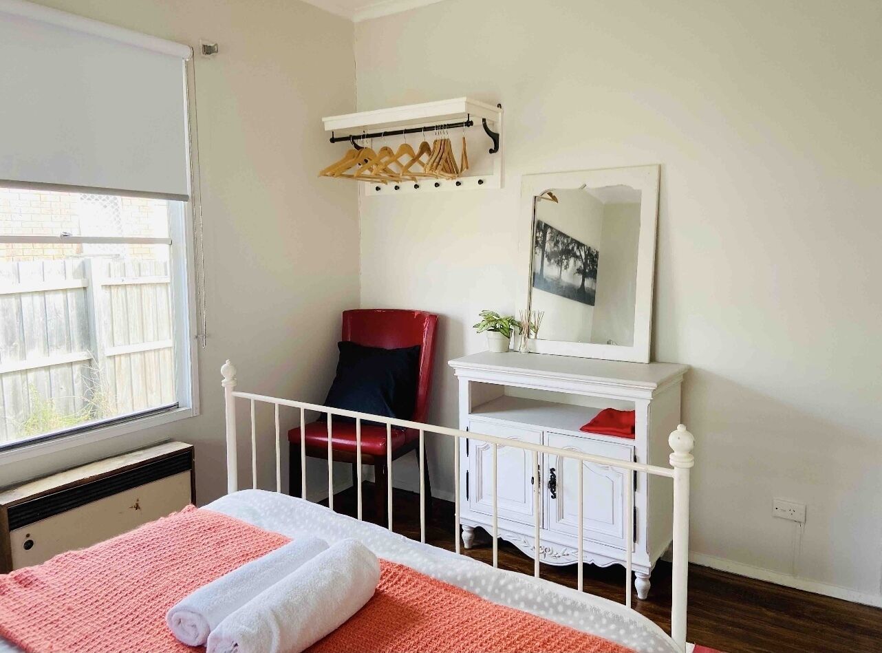 D122  Lovely London Home — image 13