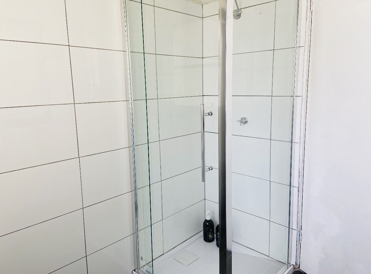 D122  Lovely London Home — image 22