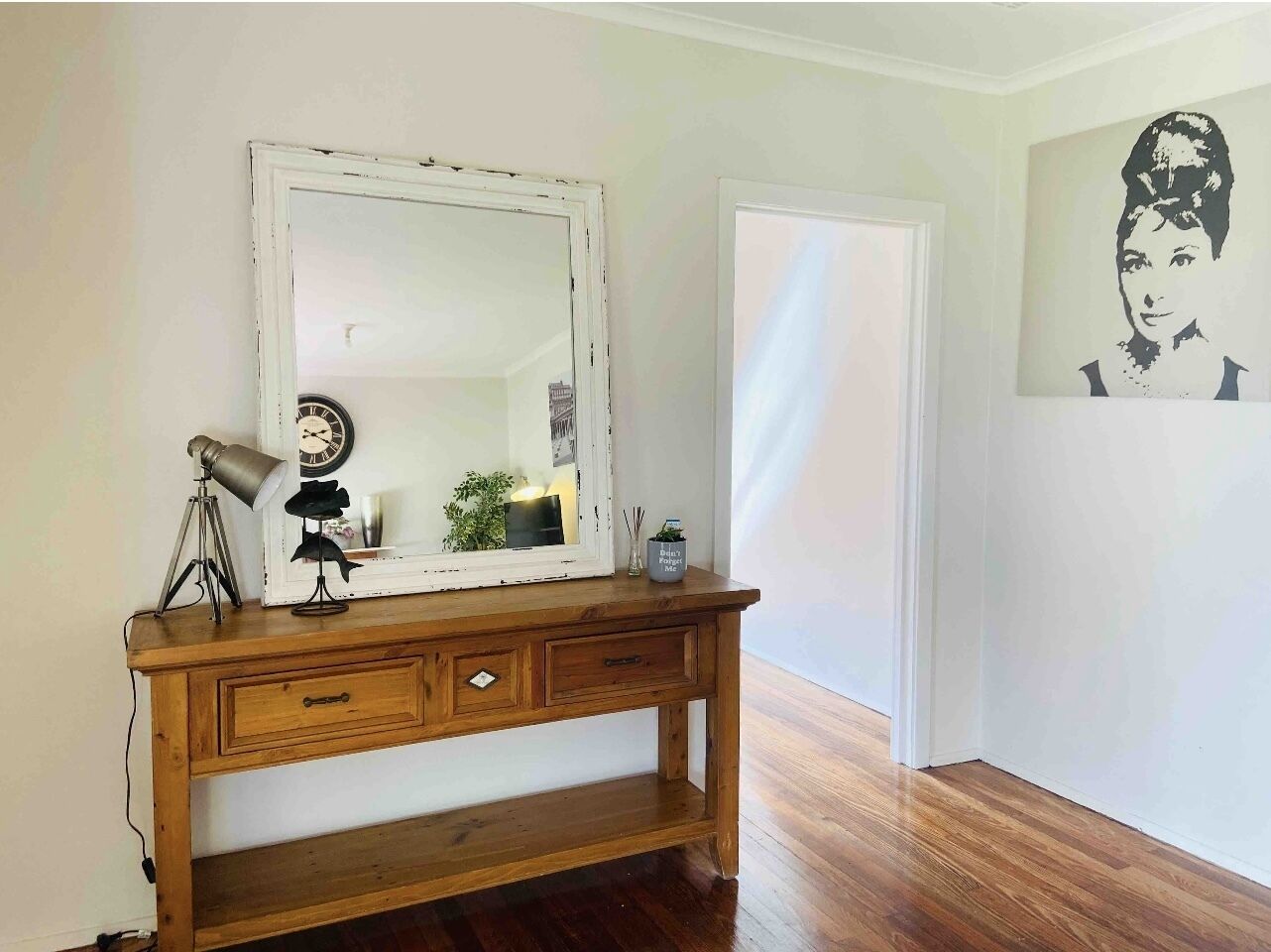 D122  Lovely London Home — image 6