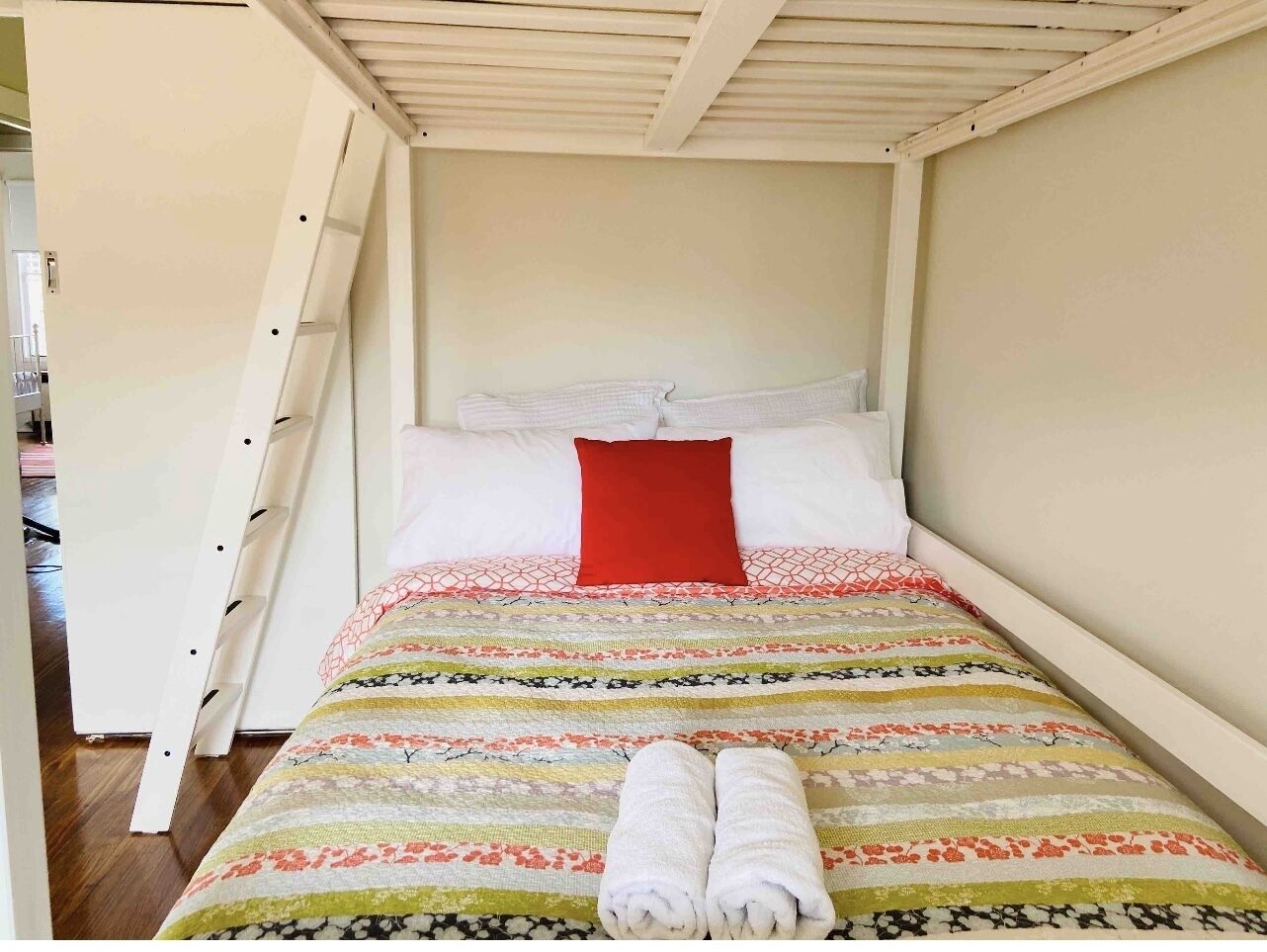 D122  Lovely London Home — image 12