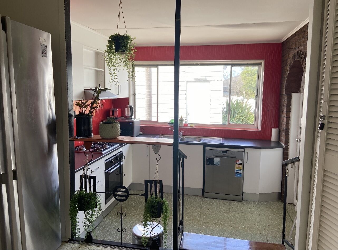 D122  Lovely London Home — image 9