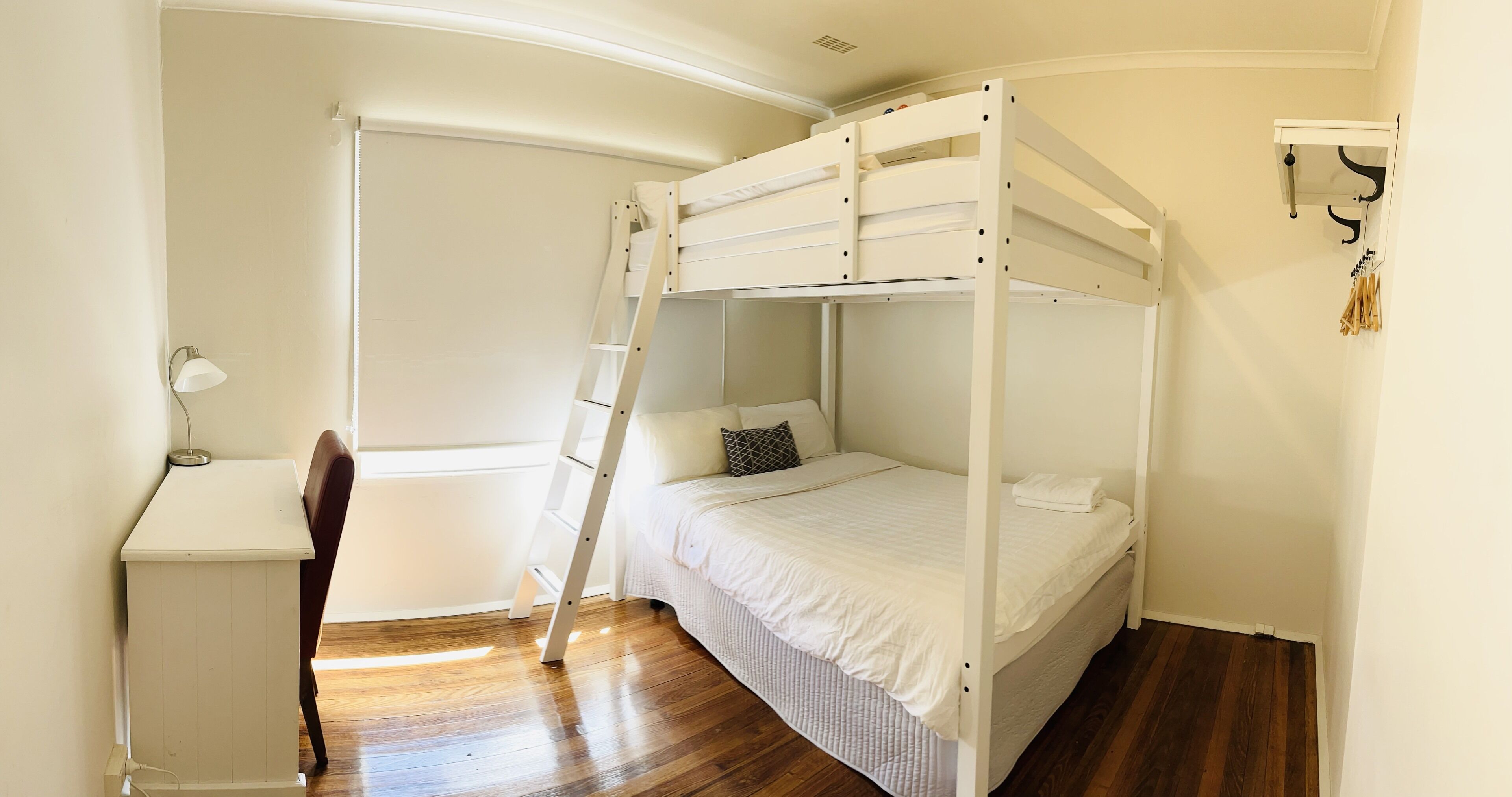 D122  Lovely London Home — image 19