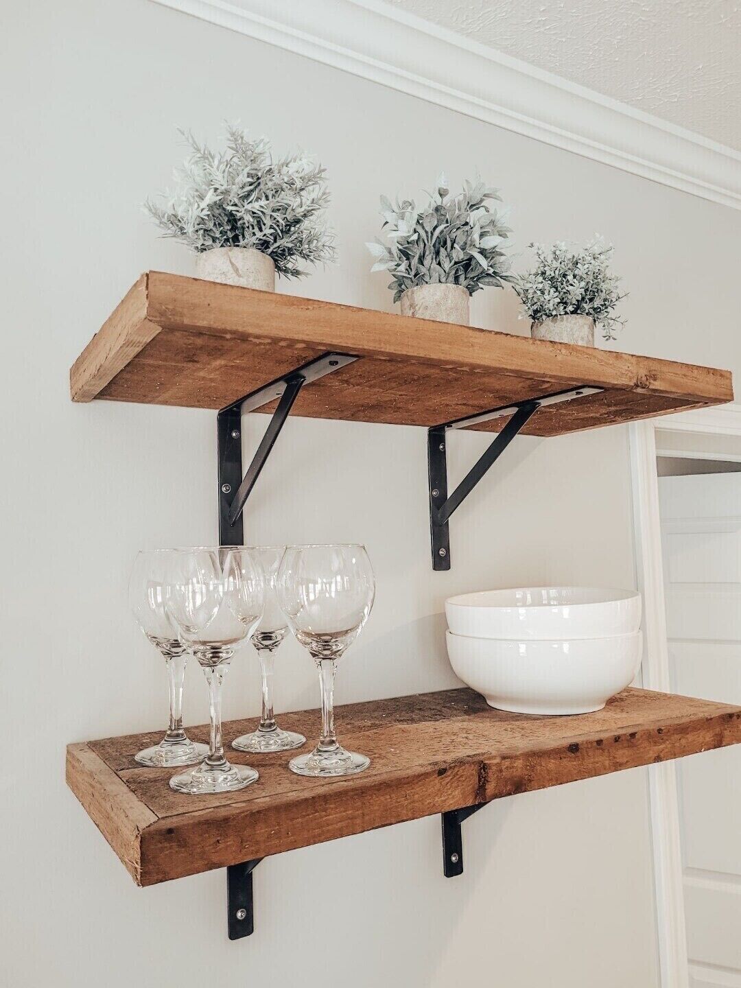 Robin’s Nest Cabin on a quiet cove of Lake Hamilton