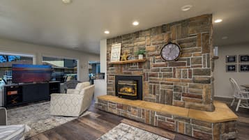 Una Smart TV, una chimenea, videojuegos, una mesa de tenis de mesa