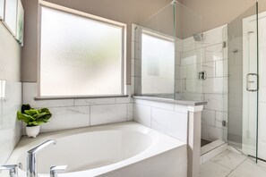 Ducha y bañera combinadas, secador de pelo, toallas y jabón