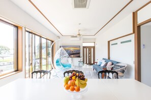 Basic-Villa | Wohnbereich | 75-Zoll-LCD-Fernseher mit Digitalempfang, Fernseher, Kamin