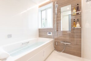 Basic-Villa | Badezimmer | Kostenlose Toilettenartikel, Haartrockner, Hausschuhe