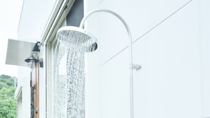 A modern outdoor shower with a curved design, a metal frame, and a control knob. - West coast villa Shirahama (Shirahama)