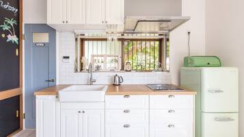 Vila básica | Cozinha privada | Geladeira, micro-ondas, fogão, cooktop