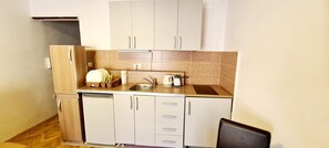 Kühlschrank, Mikrowelle, Ofen, Wasserkocher mit Kaffee-/Teezubehör