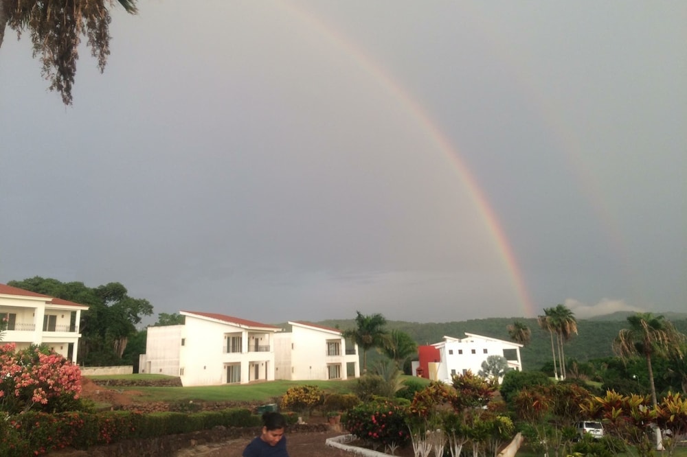 #7 Shared Pool, 3 Bedroom/3 Bathroom, Private beach ramada WIFI SKY