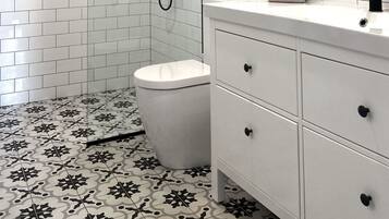 Family Quadruple Room | Bathroom | Separate tub and shower, jetted tub, rainfall showerhead, hair dryer