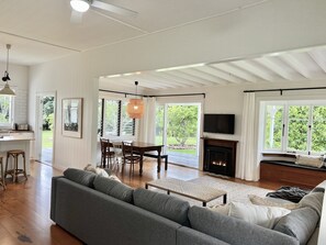 Flat-screen TV, DVD player - Meryta House (Norfolk Island)
