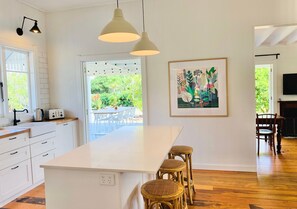 Family Quadruple Room | Private kitchen | Fridge, microwave, oven, stovetop - Meryta House (Norfolk Island)
