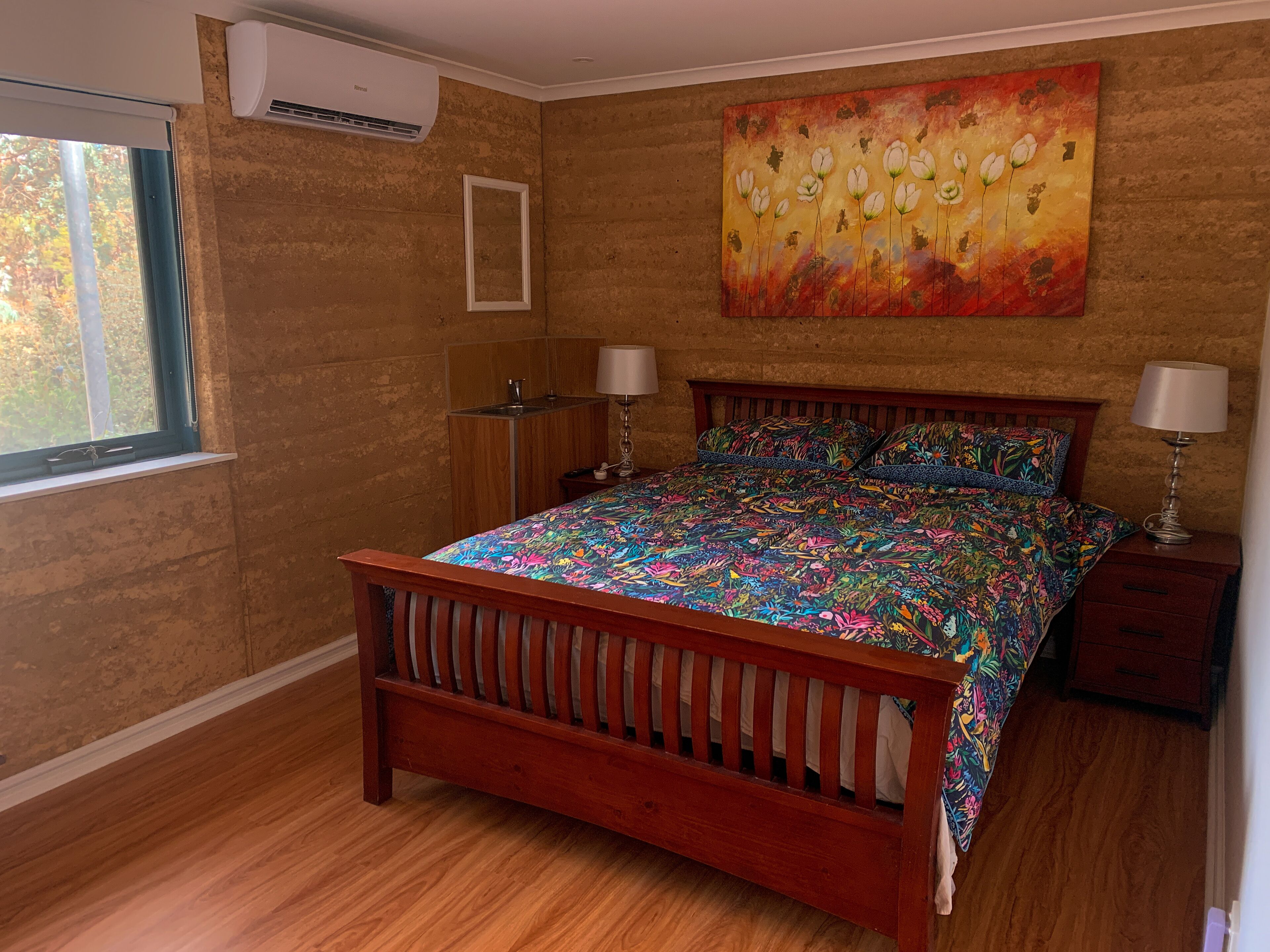 Cosy cottage on rural property 10 minutes from Kyneton's restaurants.