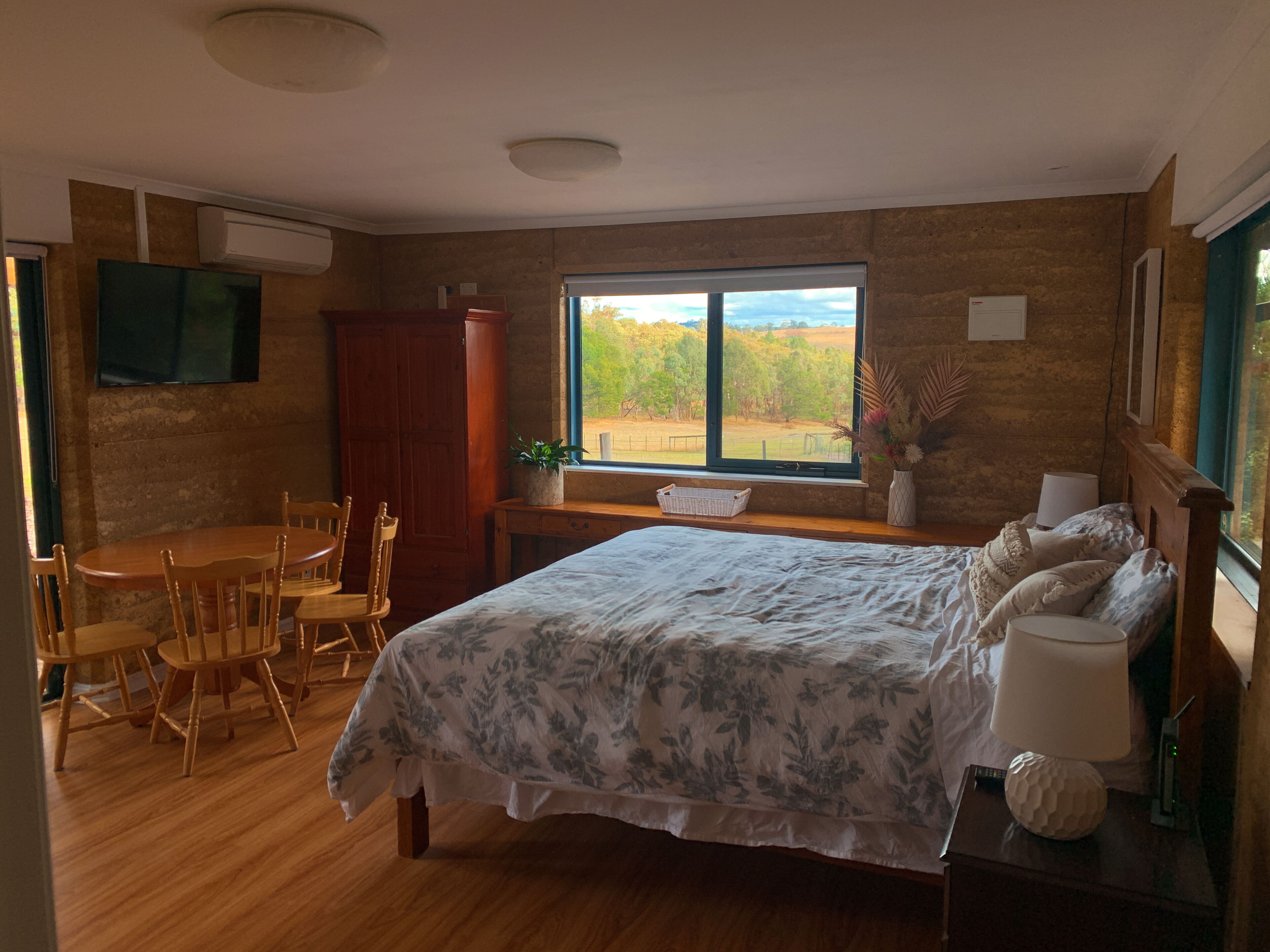 Cosy cottage on rural property 10 minutes from Kyneton's restaurants.