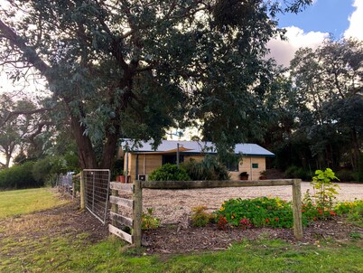 Cosy cottage on rural property 10 minutes from Kyneton's restaurants.