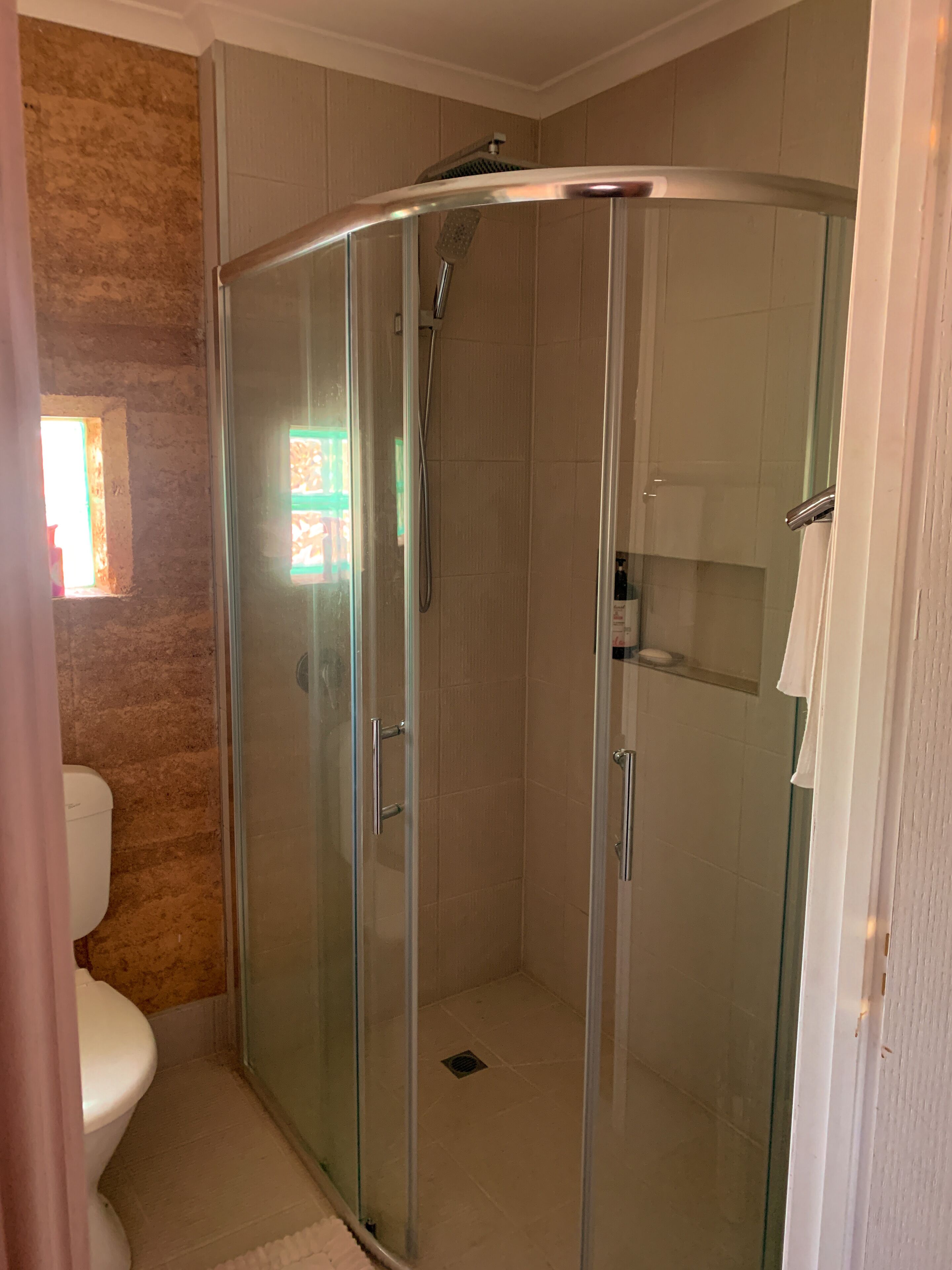 シャワー、タオル、石鹸、トイレットペーパー