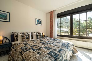 1 bedroom, bed sheets