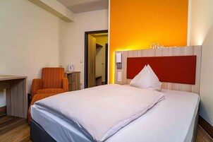 防过敏的被褥、客房内保险箱、办公桌、笔记本电脑工作区