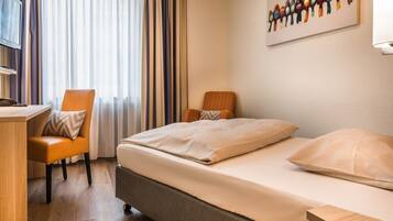 Chambre Simple Confort, 1 chambre, non-fumeurs, vue cour intérieure | Literie hypoallergénique, coffres-forts dans les chambres, bureau