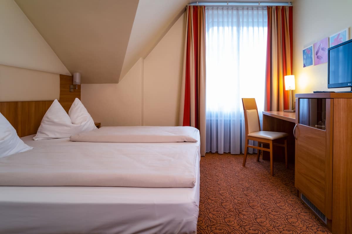 Chambre Double Standard | Literie hypoallergénique, coffres-forts dans les chambres, bureau