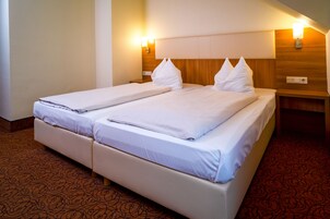 Ropa de cama hipoalergénica y caja de seguridad en la habitación 