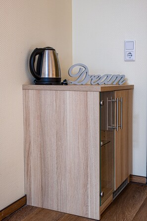 Comfort Single Room, 1 Bedroom, Non Smoking, Courtyard View | Hypo-allergenic bedding, in-room safe, desk, laptop workspace - Hotel am Stadtpark (Hilden)