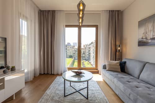 Appartement Deluxe | Salle de séjour | Téléviseur à écran plat de 55 po avec télévision par câble, téléviseur