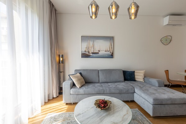 Appartement Deluxe | Aire de séjour | Téléviseur à écran plat de 55 po avec télévision par câble, téléviseur