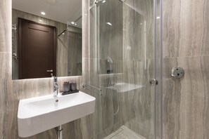 Deluxe appartement | Badkamer | Een douche, gratis toiletartikelen, een haardroger, pantoffels