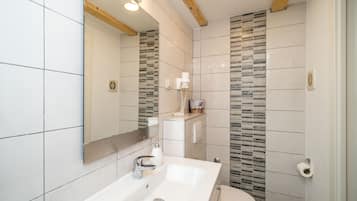 Kamar Double (Double Room (Ground Floor)) | Kamar mandi | Shower dan handuk