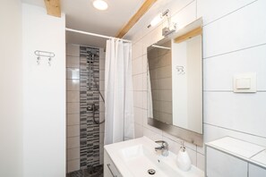 Double Room (Double Room (Ground Floor)) | Bathroom | Shower, towels - Lavender Room (Dubrovnik)