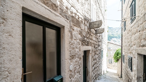 A narrow stone alleyway with a door and a mailbox. - Lavender Room (Dubrovnik)