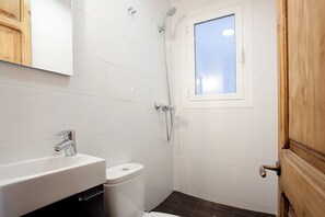 Lejlighed - 2 soveværelser - balkon - byudsigt | Faciliteter på badeværelset