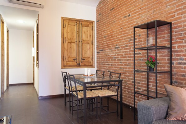 TV - Central Apartment in Eixample (Barcelona)