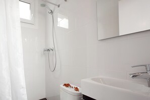 Appartement, 1 chambre, balcon, vue sur la ville | Commodités de la salle de bain | Serviettes fournies