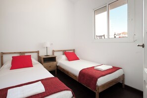 Leilighet, 1 soverom, balkong, byutsikt | 2 soverom, strykejern/-brett og sengetøy